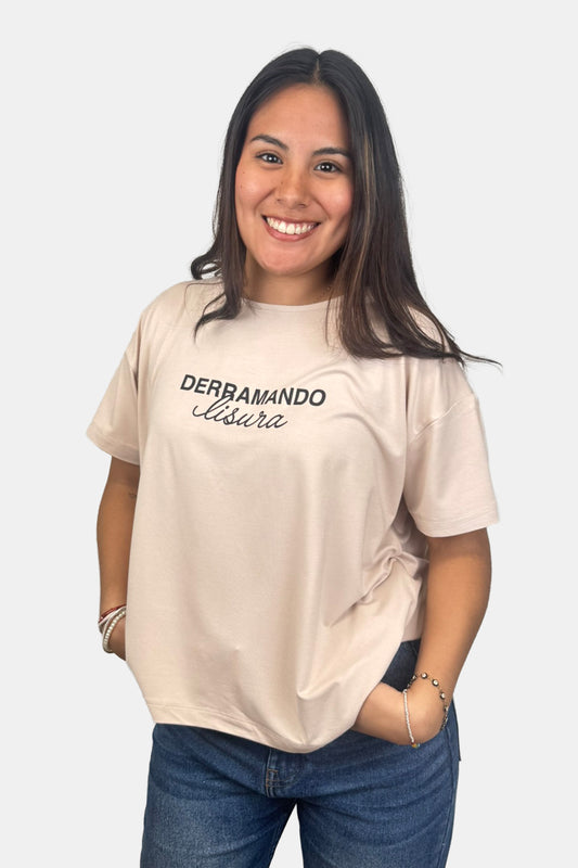 Crop Derramando Lisura